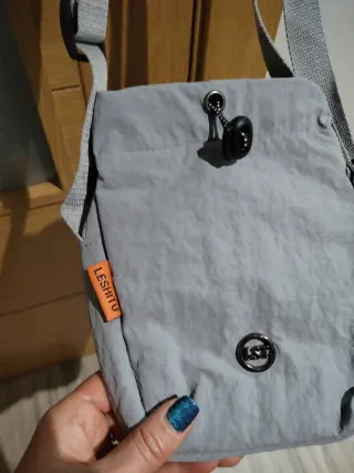 Bandolera pequeña gris con llavero