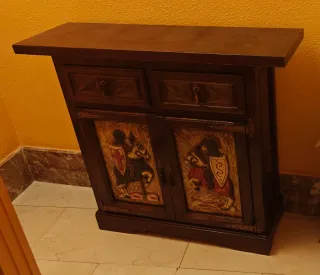 Taquillón de madera con figuras