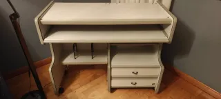 Mesa de ordenador blanca y gris