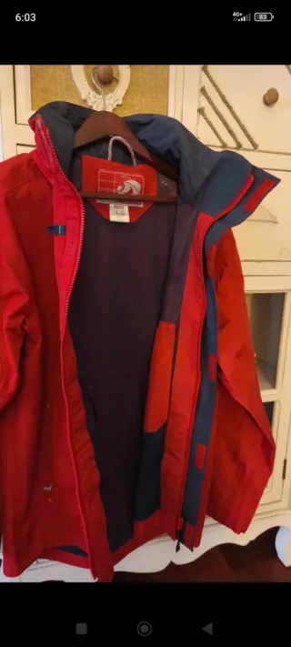 Chubasquero rojo guinda