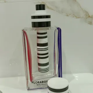 Frascos vacíos de fragancia.