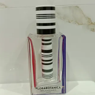 Frascos vacíos de fragancia.