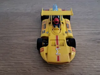 Coche de carreras amarillo Sigma