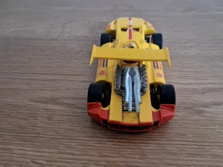 Coche de carreras amarillo Sigma
