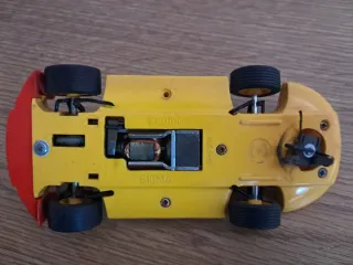 Coche de carreras amarillo Sigma