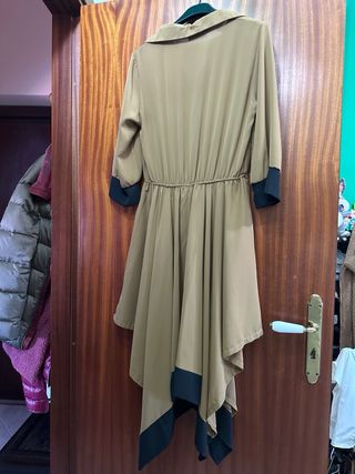 Abito marrone con cintura nera