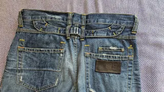 Pantalones vaqueros desgastados. Sin marca