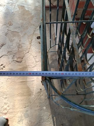 Botellero de forja con diseño floral