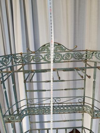 Botellero de forja con diseño floral