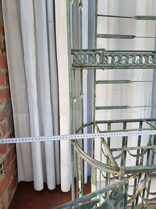 Botellero de forja con diseño floral