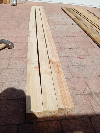 Listones. Palos, postes. Vigas. Puntales de madera