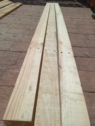 Listones. Palos, postes. Vigas. Puntales de madera