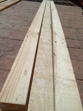 Listones. Palos, postes. Vigas. Puntales de madera