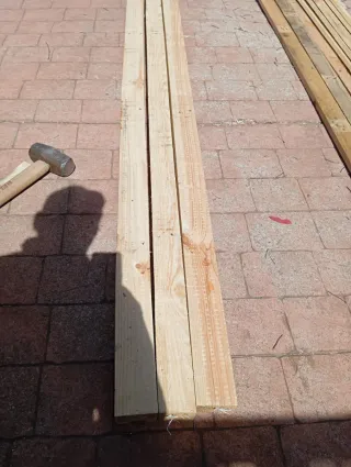 Listones. Palos, postes. Vigas. Puntales de madera