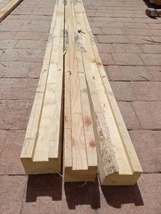Listones. Palos, postes. Vigas. Puntales de madera
