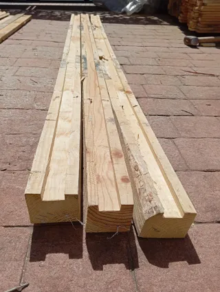 Listones. Palos, postes. Vigas. Puntales de madera