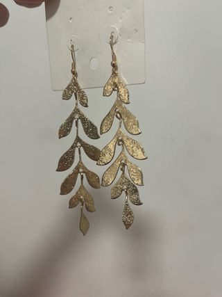 Pendientes largos dorados con hojas