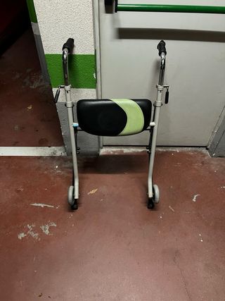 Andador con asiento y ruedas