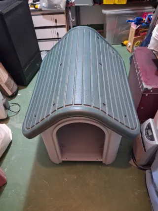 Caseta de resina para perro beige y verde