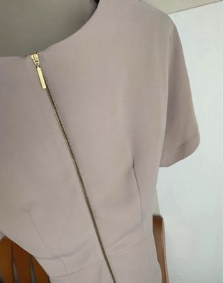 Vestito estivo Closet beige con tasche e fiocco