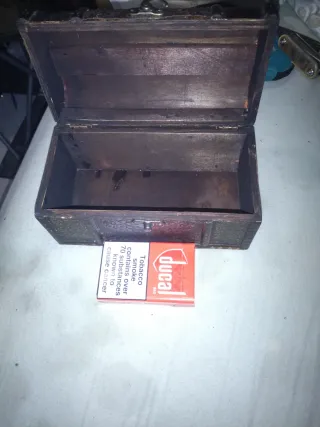 Joyero de madera con adornos dorados