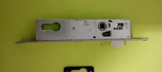 Cerradura de embutir con 2 escudos