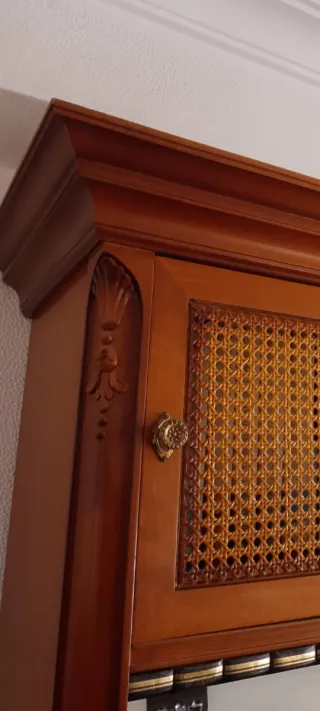 Mueble de madera con vitrina y ratán y regalo