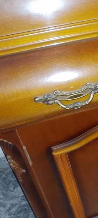 Mueble de madera con vitrina y ratán y regalo