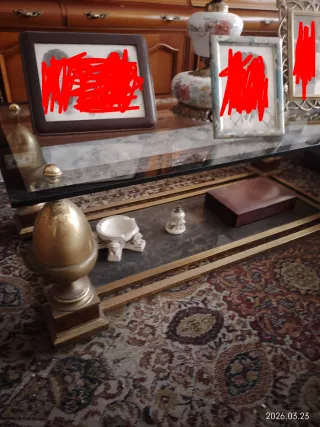 Mueble de madera con vitrina y ratán y regalo