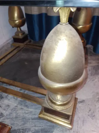 Mueble de madera con vitrina y ratán y regalo