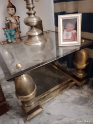 Mueble de madera con vitrina y ratán y regalo