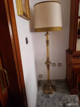 Mueble de madera con vitrina y ratán y regalo
