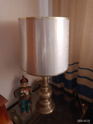 Mueble de madera con vitrina y ratán y regalo