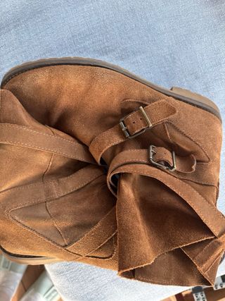 Botines de cuero marrón con hebillas