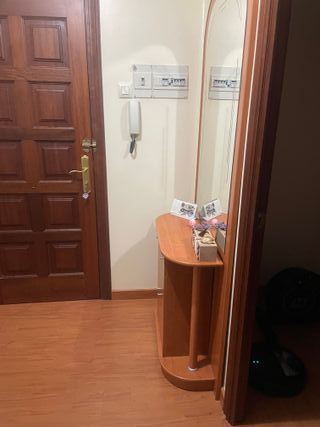 Recibidor con espejo de madera