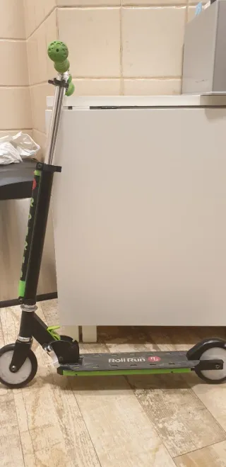 Patinete plegable con luces, de El corte inglés