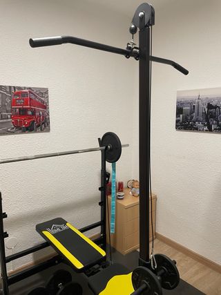 Banco de musculación con pesas