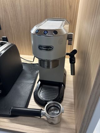 Cafetera express - De'Longhi Dedica BLANCA