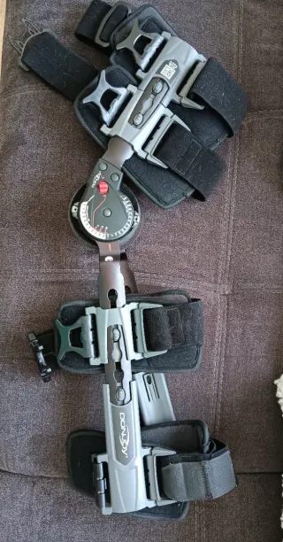 Ortesis de rodilla regulable con bisagras