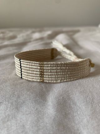 Bracciale seta fatto a mano con ciondolo dorato