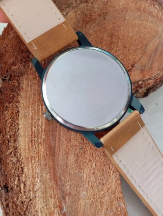 Orologio nero con cinturino marrone
