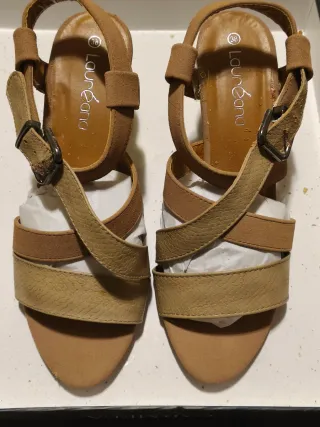 Sandalias de tacón alto con tiras de piel cruzadas