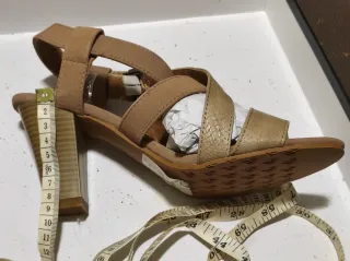 Sandalias de tacón alto con tiras de piel cruzadas