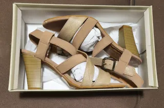 Sandalias de tacón alto con tiras de piel cruzadas