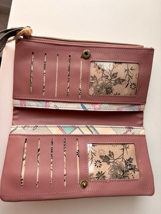 Cartera con etiqueta