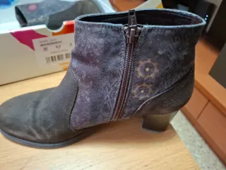 Botines marrones con estampado floral