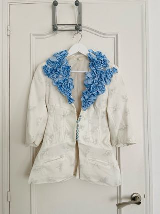 Traje sastrero alta costura blanco y azul