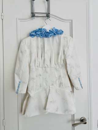 Traje sastrero alta costura blanco y azul