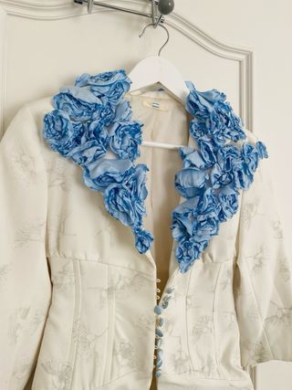 Traje sastrero alta costura blanco y azul