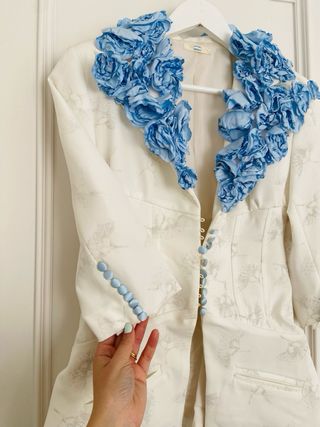 Traje sastrero alta costura blanco y azul